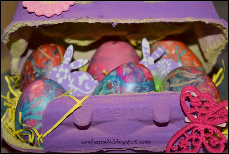 Αυγά βαμμένα με κλωστές φλος και όμορφες αυγοθήκες