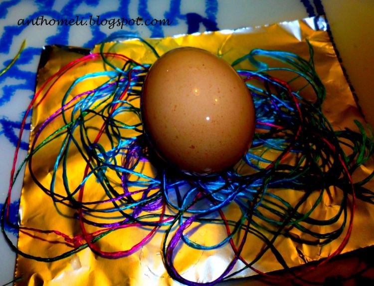 Αυγά βαμμένα με κλωστές φλος και όμορφες αυγοθήκες