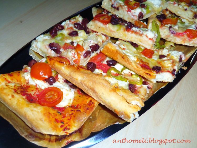 πίτσα ελληνική με ζυμάρι χωρίς μαγιά 
