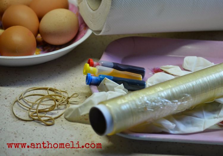 Βαφή για τα πασχαλινά αυγά με χρώματα ζαχαροπλαστικής και χαρτί κουζίνας. 