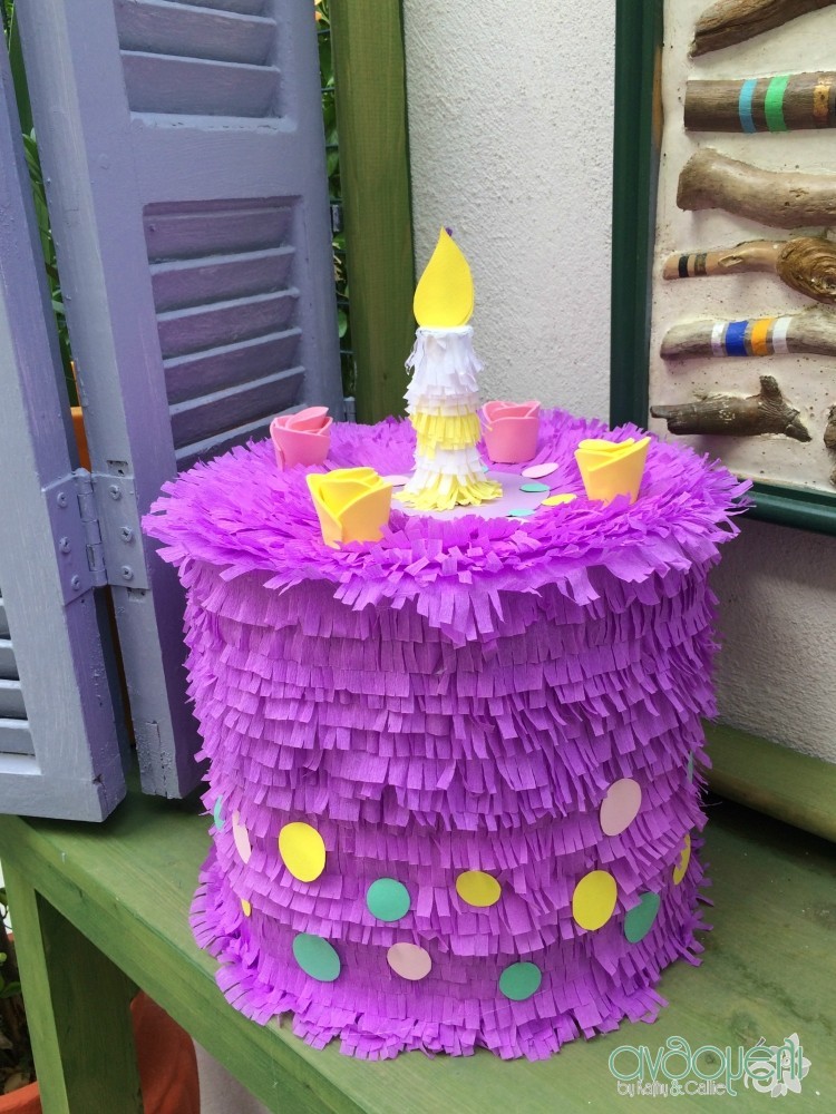 Πάρτυ γενεθλίων με πινιάτα και στέκα τούρτα