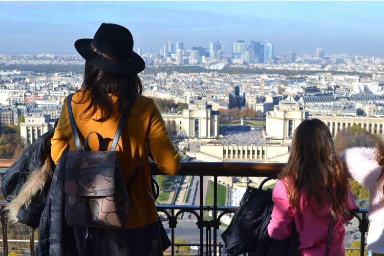 Οικογενειακές διακοπές στο Παρίσι  με τα παιδιά. Πύργος του Άιφελ 