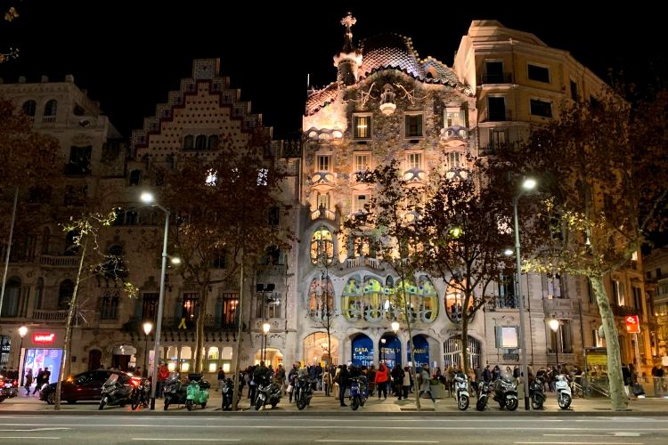 Βαρκελώνη: Δωρεάν ξενάγηση στη μοντέρνα συνοικία Εσάμπλε - Passeig de Gracia - Casa Battlo skip the line εισιτήρια