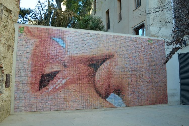 Βαρκελώνη: Δωρεάν ξενάγηση στη μοντέρνα συνοικία Εσάμπλε. Το φιλί. The world with every kiss.