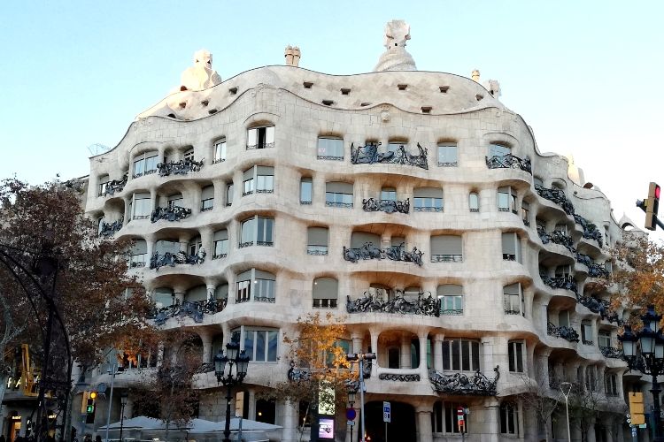 Βαρκελώνη: Δωρεάν ξενάγηση στη μοντέρνα συνοικία Εσάμπλε - Casa Mila
