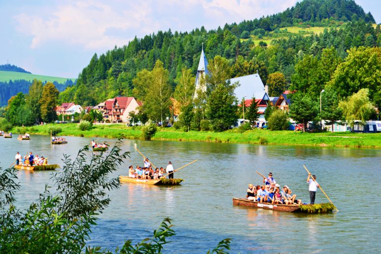 Rafting, με παραδοσιακές σχεδίες στον ποταμό Dunajec της Σλοβακίας