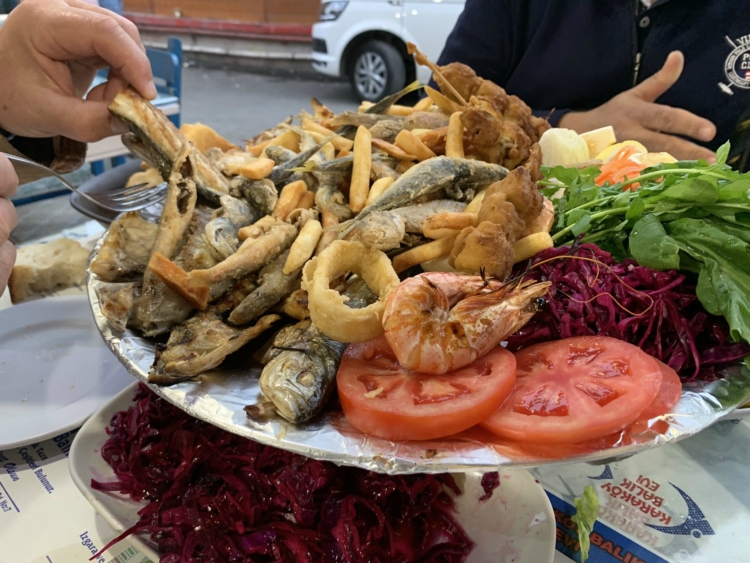 Καπαλί Τσαρσί και Αιγυπτιακή Αγορά μπαχαρικών στην Κωνσταντινούπολη. Φαγητό κοντά στη Γέφυρα του Γαλατά.