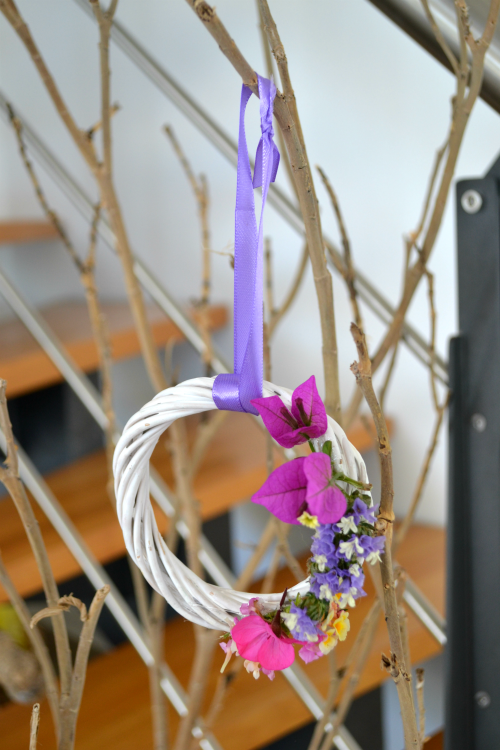 DIY: Φτιάχνουμε ανοιξιάτικα στεφάνια με λουλούδια 7