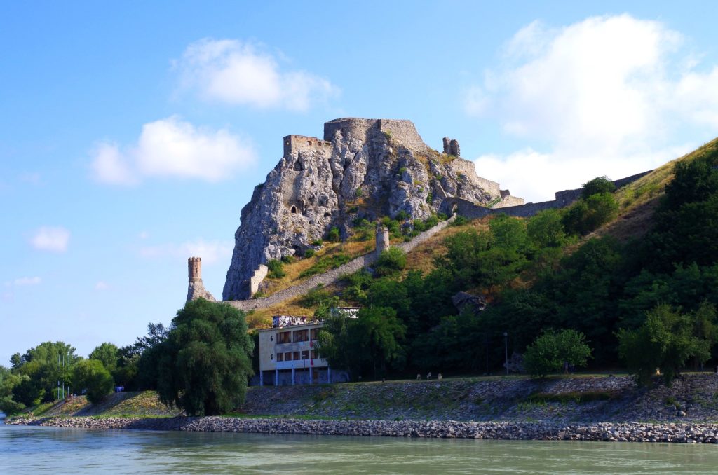 Μπρατισλάβα, η όμορφη πρωτεύουσα της Σλοβακίας. Το κάστρο Ντεβίν στη Μπρατισλάβα