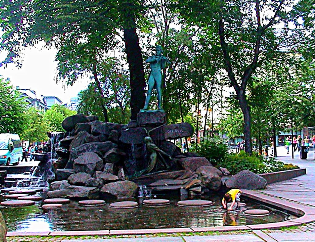 Tαξίδι στο Μπέργκεν, στους καταρράκτες και στα φιορδ της Νορβηγίας. Αξιοθέατα στην πόλη Μπέργκεν. Πάρκο Byparken, άγαλμα Ole Bull.