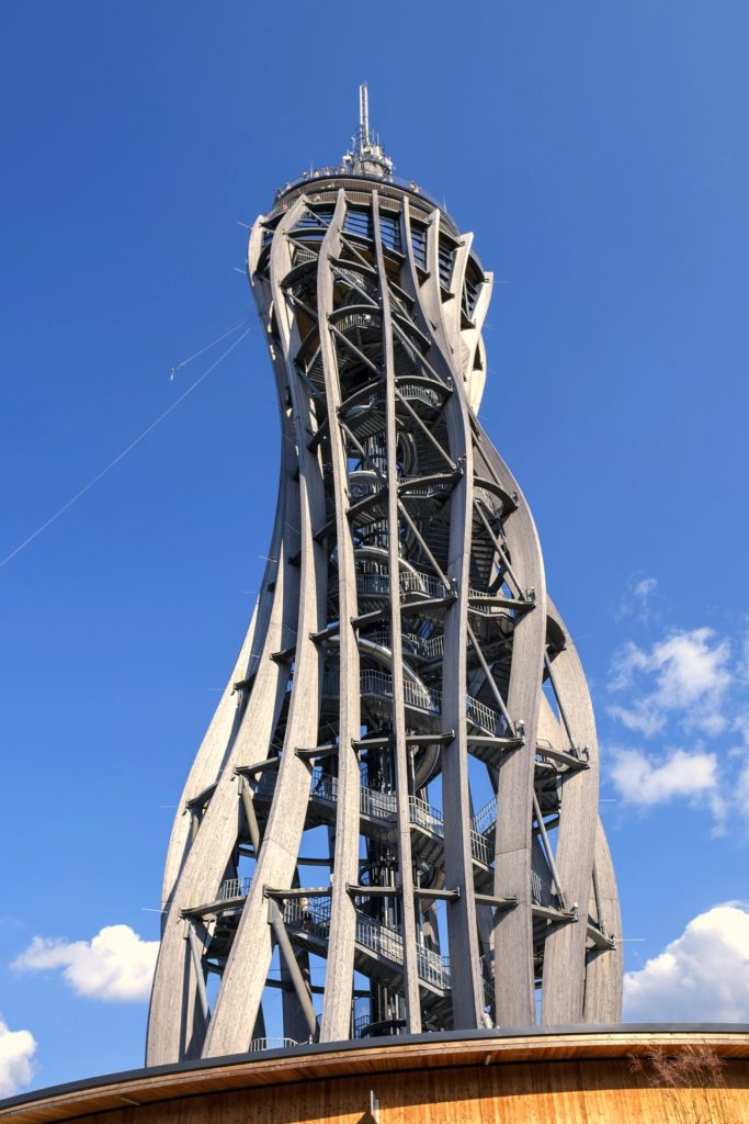 Ο νέος πύργος Pyramidenkogel και το πάρκο Minimundus στην Αυστρία