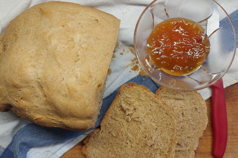 4 συνταγές για ψωμί στον αρτοπαρασκευαστή