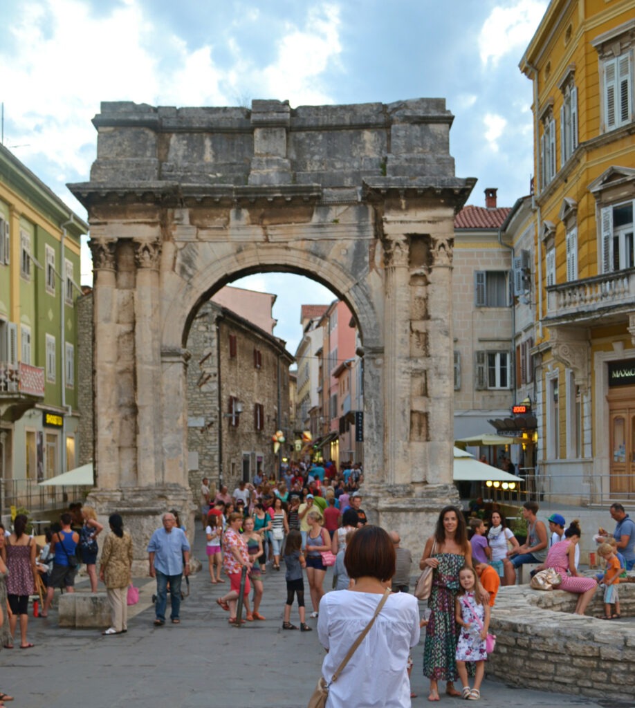 Ταξίδι στην Πούλα της Κροατίας, μια πανέμορφη πόλη. Η αψίδα των Σεργίων.