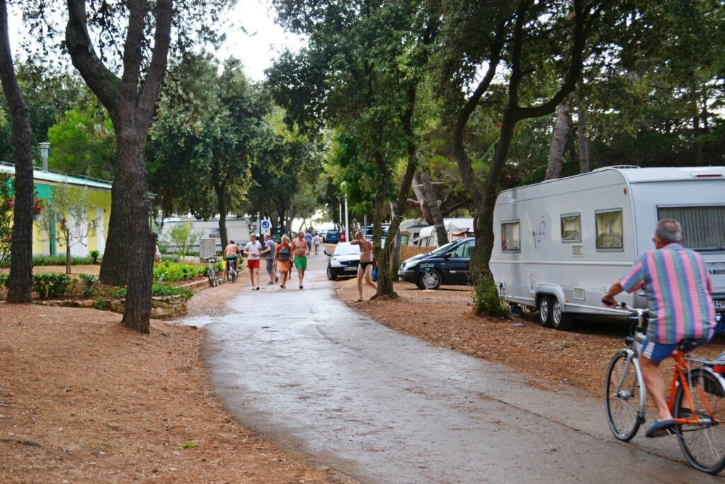 Ταξίδι στην Πούλα της Κροατίας, μια πανέμορφη πόλη. κάμπινγκ Stoja