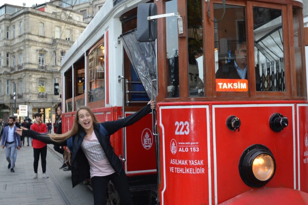 Παραδοσιακό τραμ στην πλατεία Ταξίμ στην Κωνσταντινούπολη.