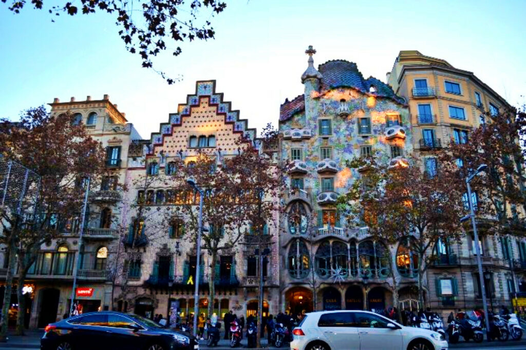 Βαρκελώνη: Δωρεάν ξενάγηση στη μοντέρνα συνοικία Εσάμπλε - Passeig de Gracia, Casa Amatler, Casa Battlo