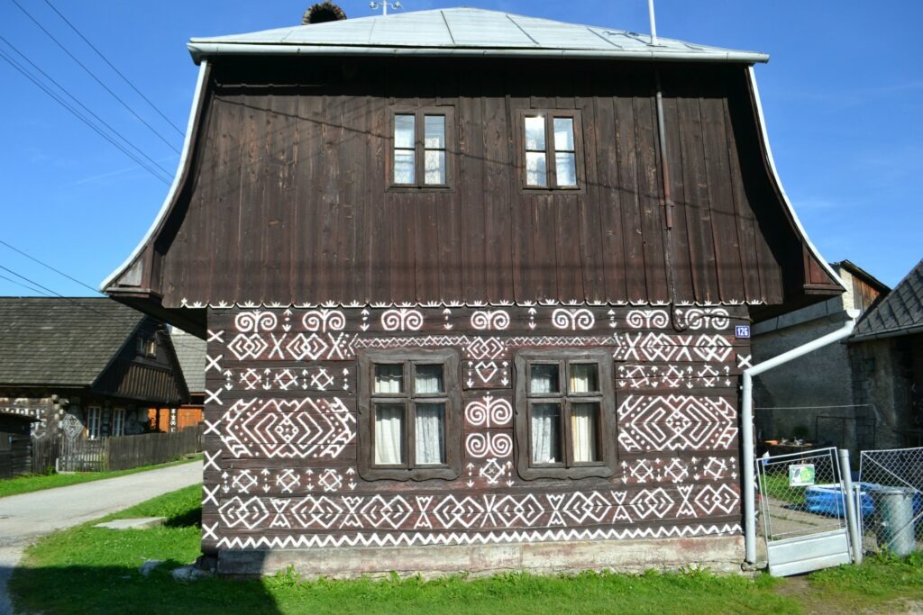 Σλοβακία, Τσιτσμάνι (Cicmany), το χωριό με τα ζωγραφιστά ξύλινα σπίτια