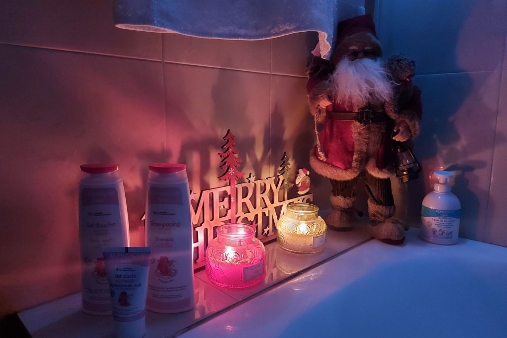 Εορταστικό χριστουγεννιάτικο αφρόλουτρο στη μπανιέρα 