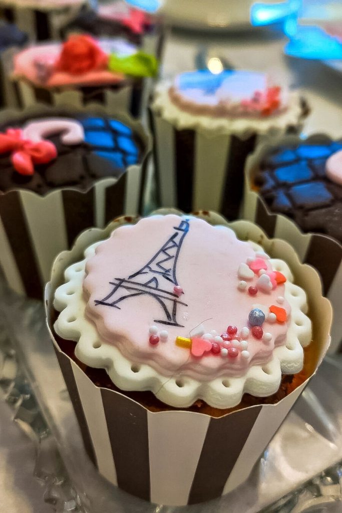 Brunch με θέμα το Παρίσι και το Emily in Paris - cupcakes