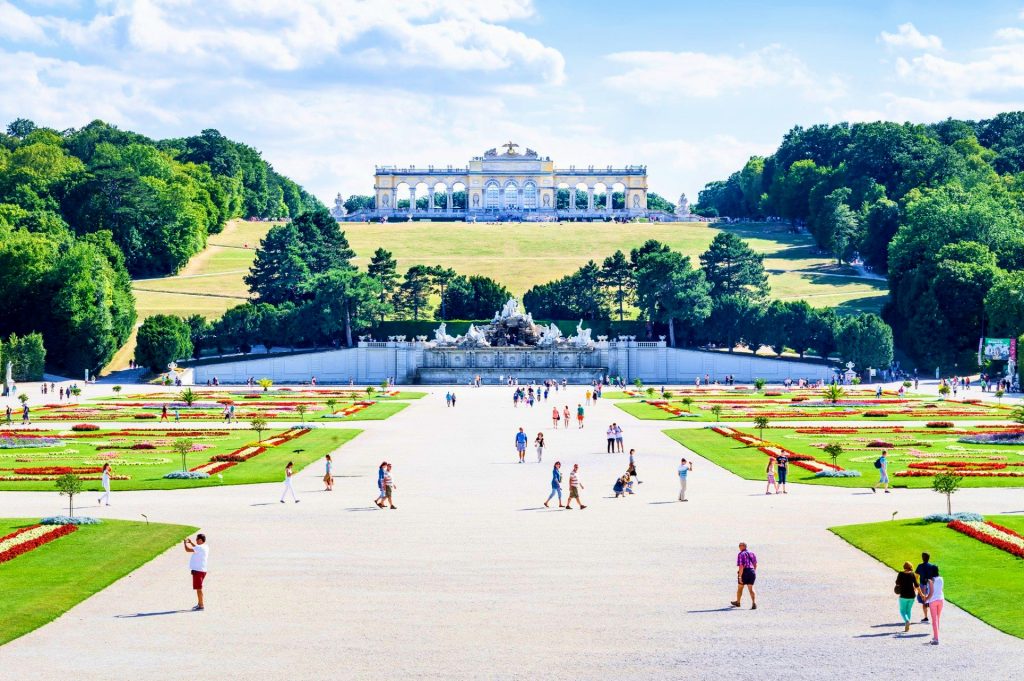 Τα ανάκτορα Σενμπρούν στη Βιέννη (Schloss Schönbrunn). Οι κήποι-η κρήνη του Ποσειδώνα-η αψίδα Γκλοριέτε.
