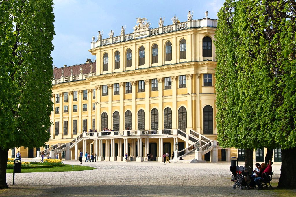 Τα ανάκτορα Σενμπρούν στη Βιέννη (Schloss Schönbrunn)