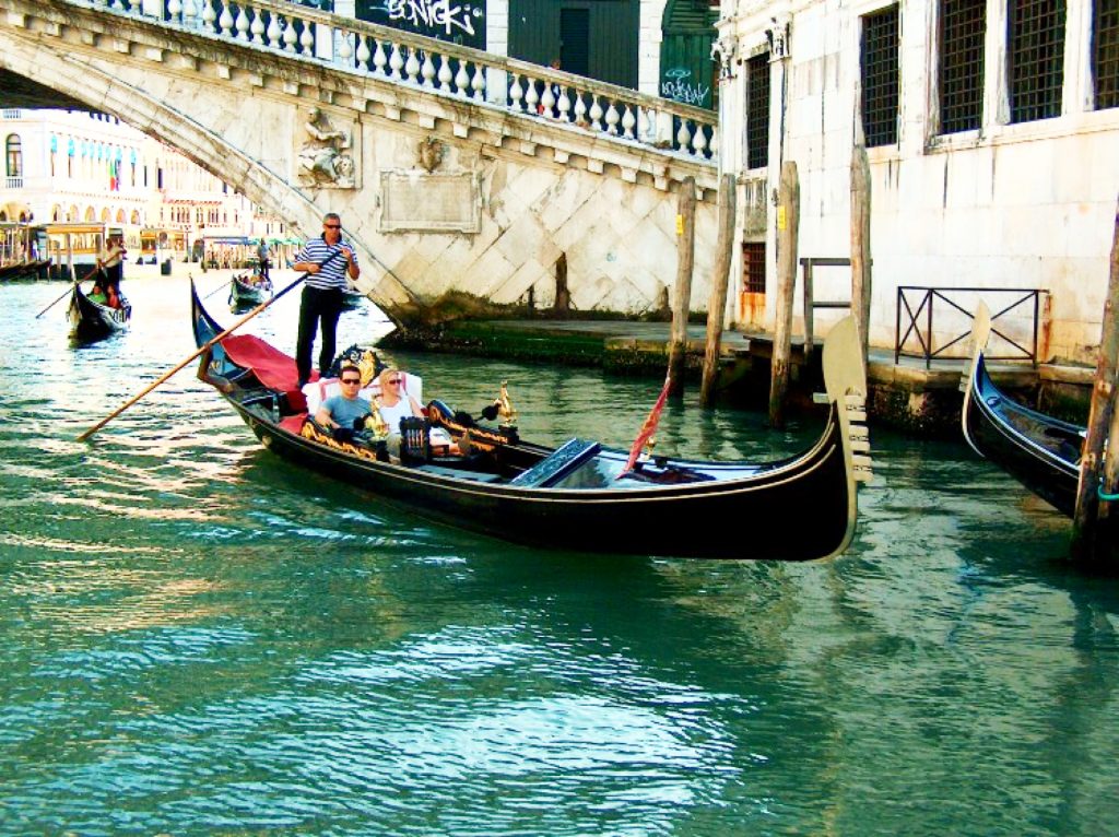 Βενετία, η βασίλισσα των νερών. Η περίφημη γέφυρα του Ριάλτο - Ponte di Rialto. Γόνδολα