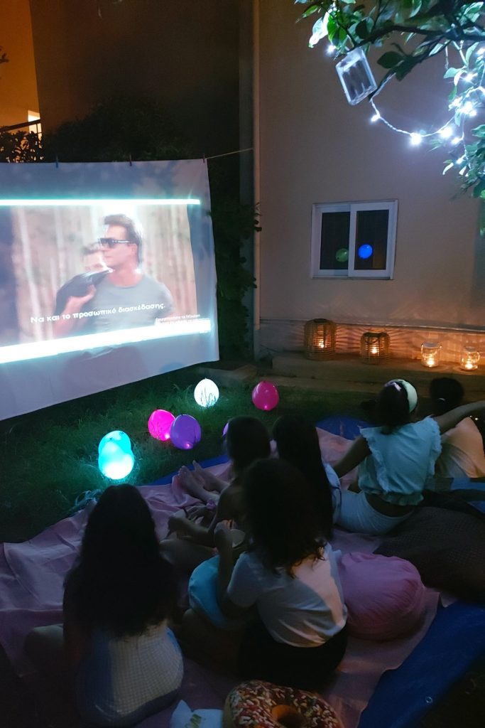Πώς να διοργανώσετε θερινό σινεμά στον κήπο ή στο μπαλκόνι σας