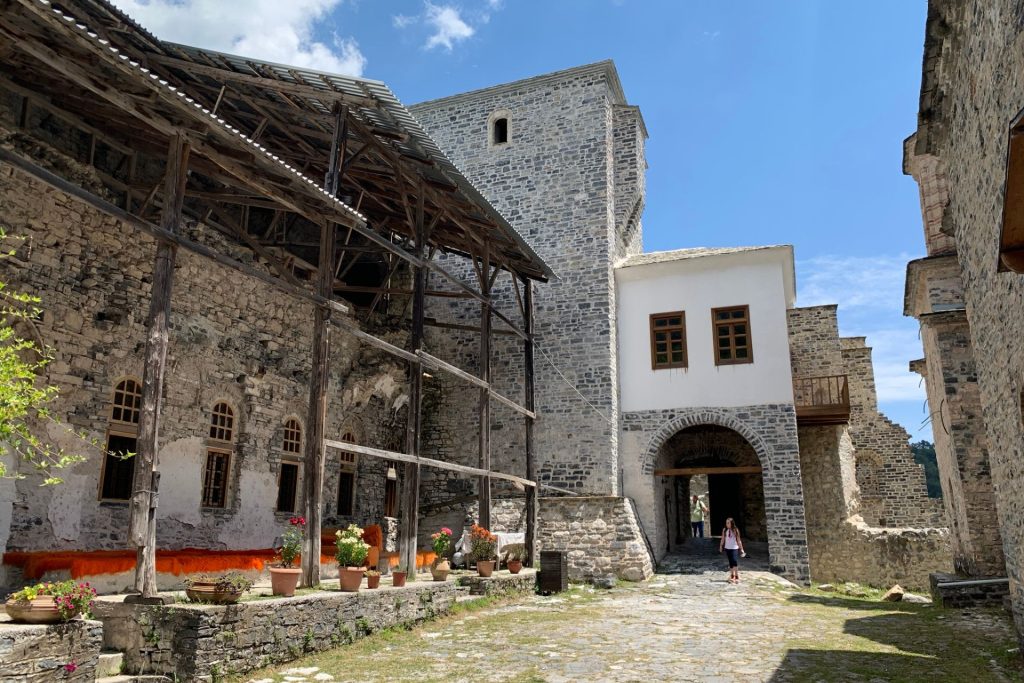Προορισμοί για αποδράσεις από τη Θεσσαλονίκη-Μονοπάτι ενιπέα Λιτόχωρο Ολυμπος Μονή Αγίου Διονυσίου