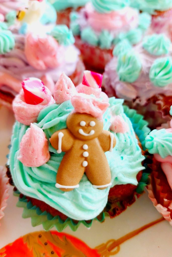 Φτιάξε χριστουγεννιάτικα μπισκότα και cupcakes με τα παιδιά
