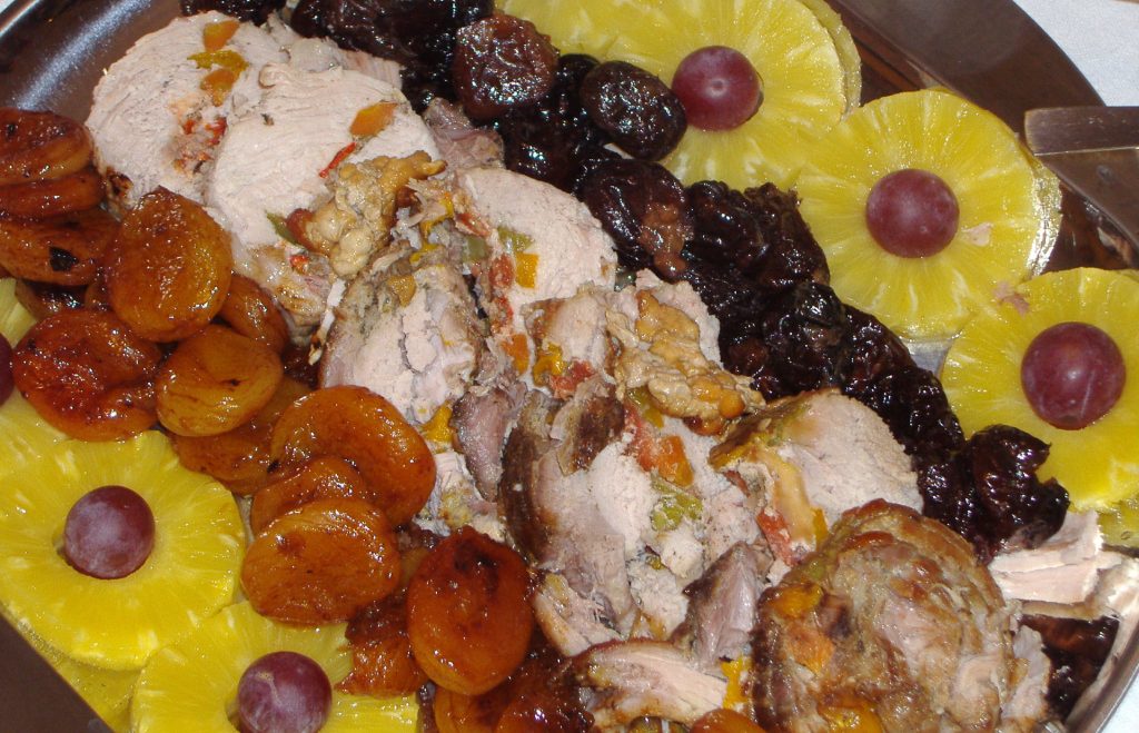 Γιορτινό χοιρινό ρολό με καραμελωμένα δαμάσκηνα και βερίκοκα 6