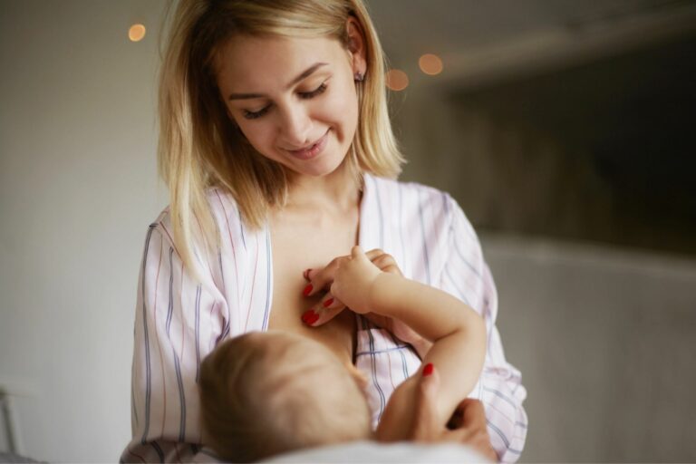 Μητρικός θηλασμός: Μίνι οδηγός με συμβουλές για τη νέα μαμά