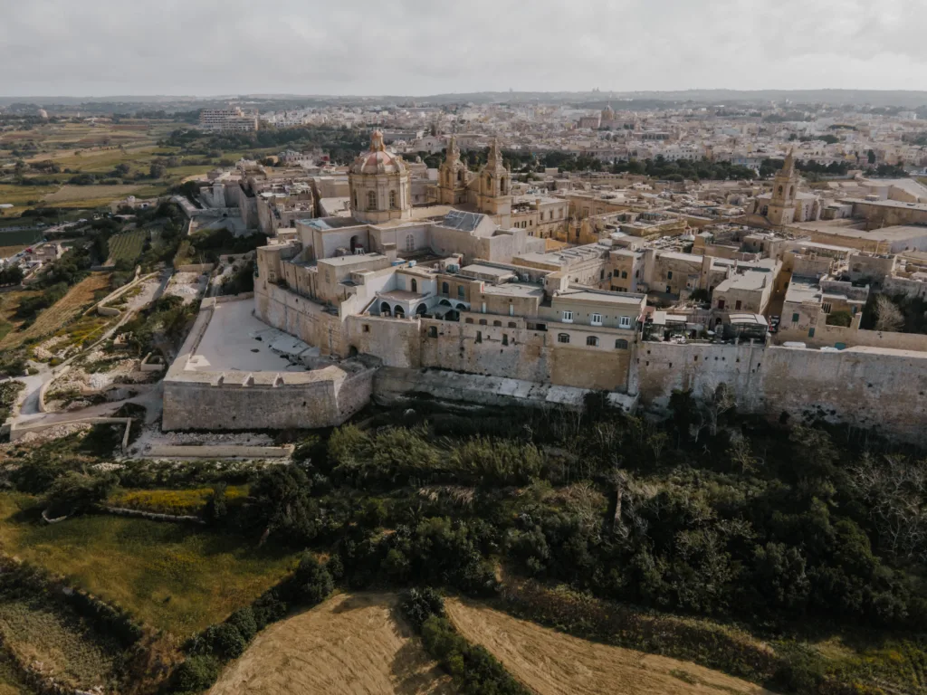Οικογενειακό ταξίδι στη Μάλτα με τα παιδιά. Mdina, Malta. Aerial view of mdina fortress
