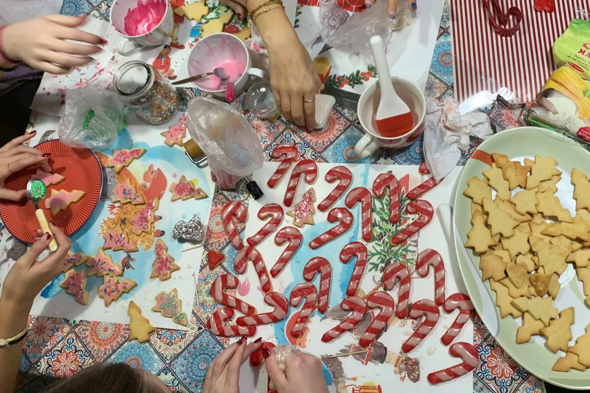 Έφηβες φτιάχνουν και δωρίζουν 150 μπισκότα στα κάλαντα